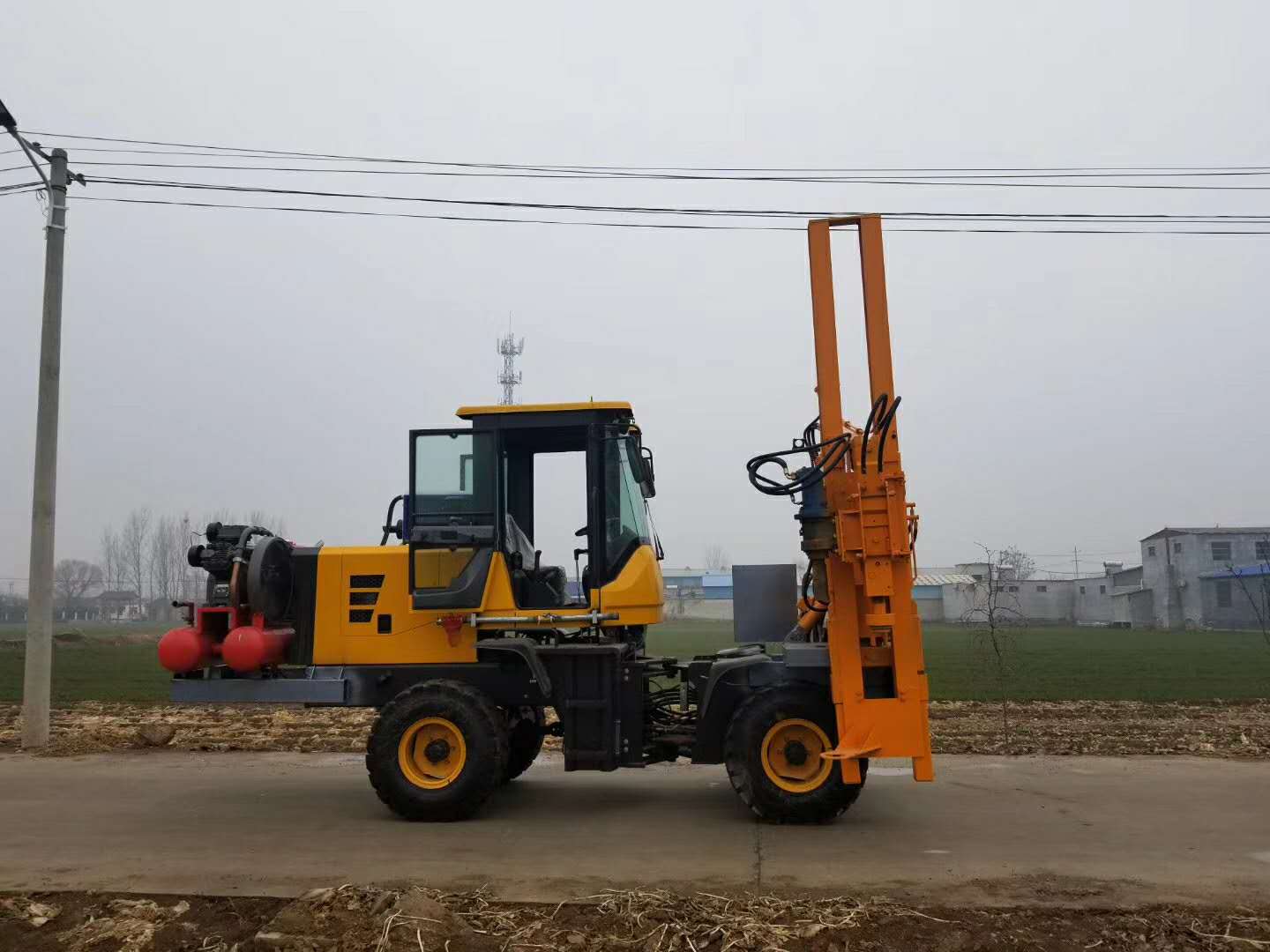 山东防撞护栏立柱打桩机  装载式公路护栏打桩机哪里有