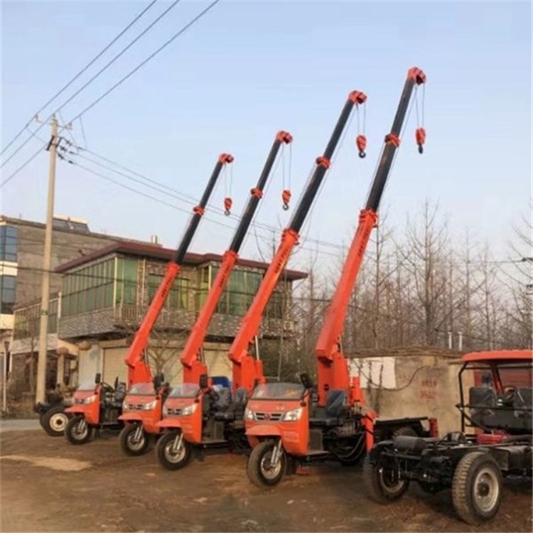 厂家供应三轮自备吊建筑用小型起重机