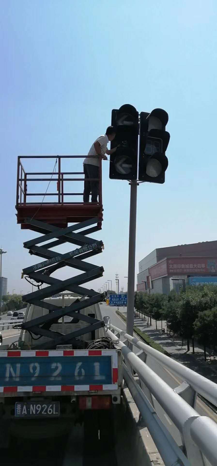 车载式升降机固定剪叉式电动液压升降平台皮卡车路灯监控维修升降机