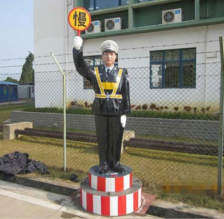 厂家生产直销玻璃钢仿真警察太阳能安全员举牌假人交通模型施工员