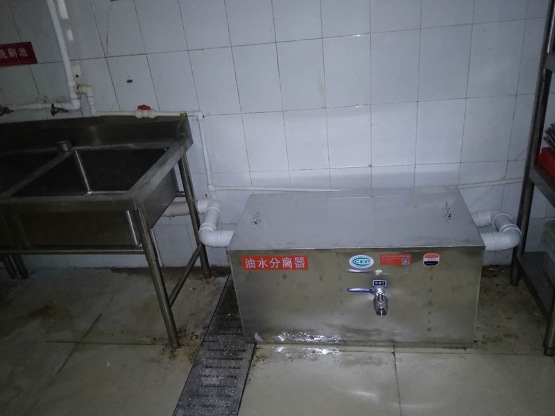 小型油烟净化设备对餐厨油烟大有裨益