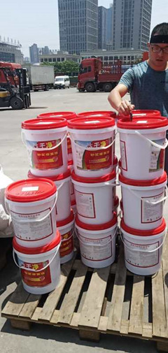 水泥墙用手一划就掉灰沙干净不铲墙返工