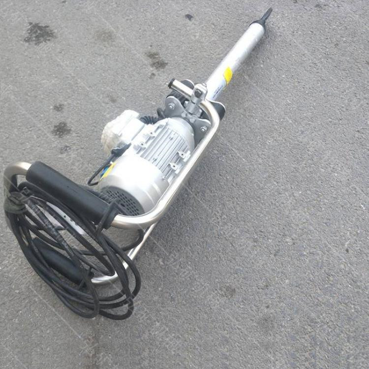 电动捣固机，用于建筑施工时的混凝土浇注和铁路工务维修过程中捣实轨枕下面的石喳。电动铁路捣固镐重量轻，性能可靠，坚固耐用，