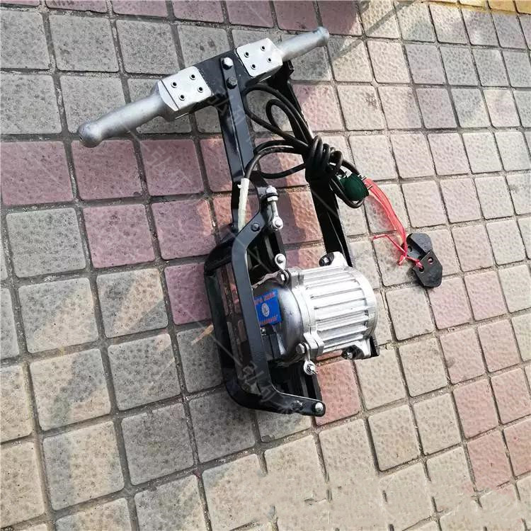 电动捣固机，用于建筑施工时的混凝土浇注和铁路工务维修过程中捣实轨枕下面的石喳。电动铁路捣固镐重量轻，性能可靠，坚固耐用，
