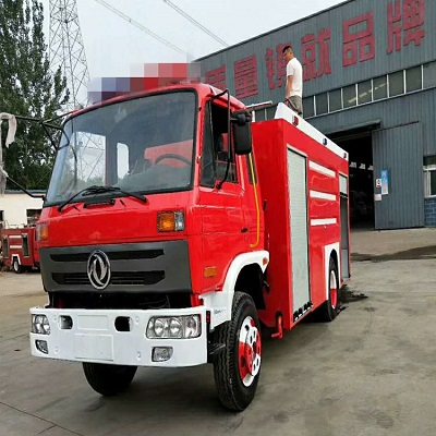 森林灭火消防洒水车 红色消防洒水车 多功能水罐消防灭火车