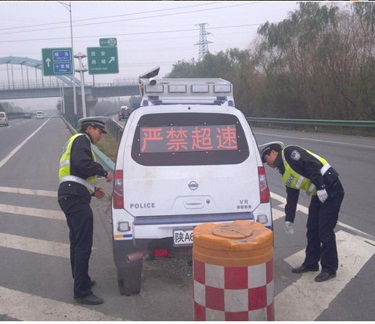 太阳能仿真假警车 车型发光标牌 高速分流指示牌 爆闪交通警示车