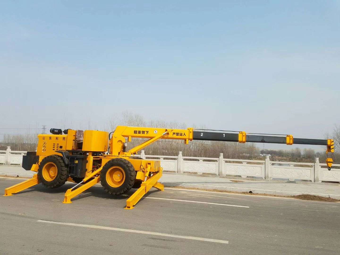 12吨多功能四驱越野吊车