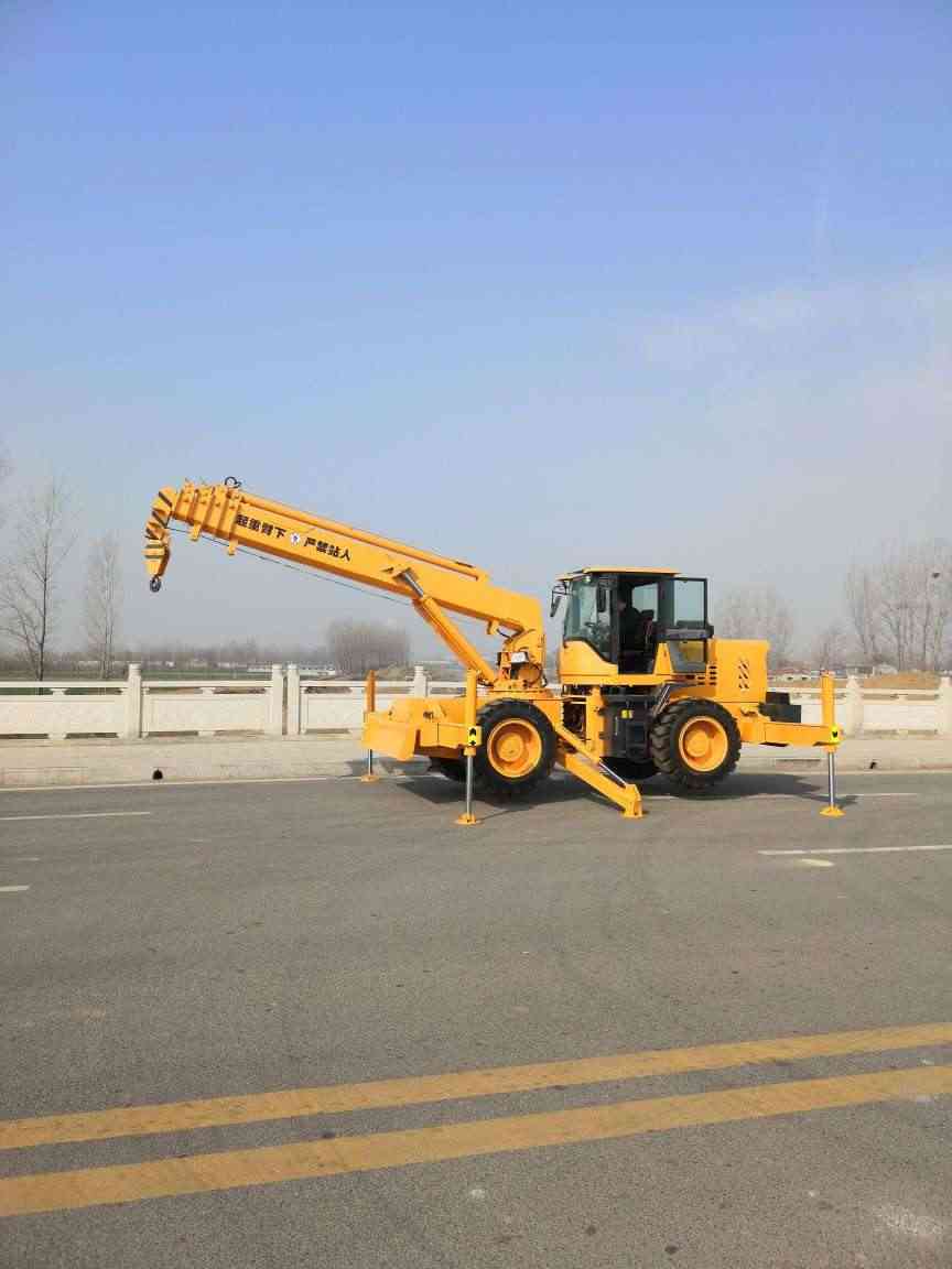 厂家供应定制8 吨四驱越野吊车