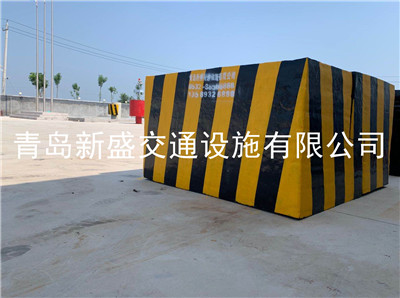 铁跨公桥柱墩台防车撞消能保护设施