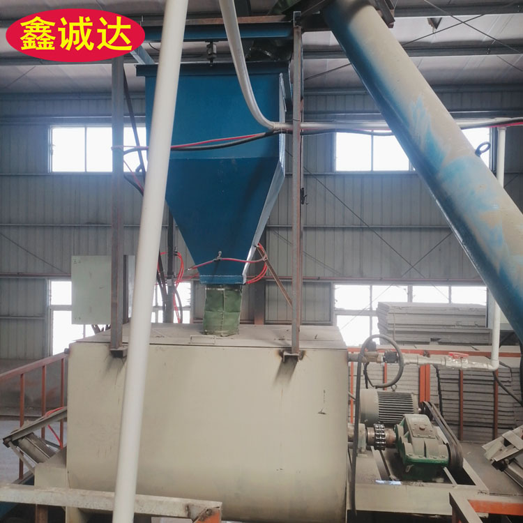鑫诚达外保温免拆建筑模板设备 外模板生产设备 安装视频