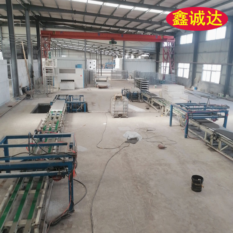 鑫诚达外保温免拆建筑模板设备 外模板成型机设备 现场视频