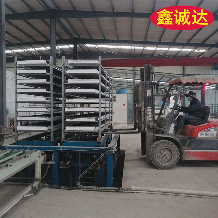 鑫诚达一体化建筑模板设备 fs砂浆复合模板设备 图片