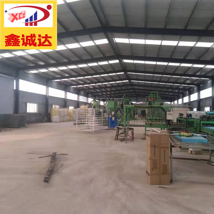 鑫诚达一体化建筑模板生产线 fs外模板成型机设备 现场视频