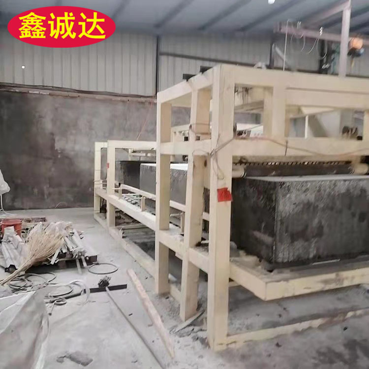 鑫诚达模压式匀质板生产设备现场视频